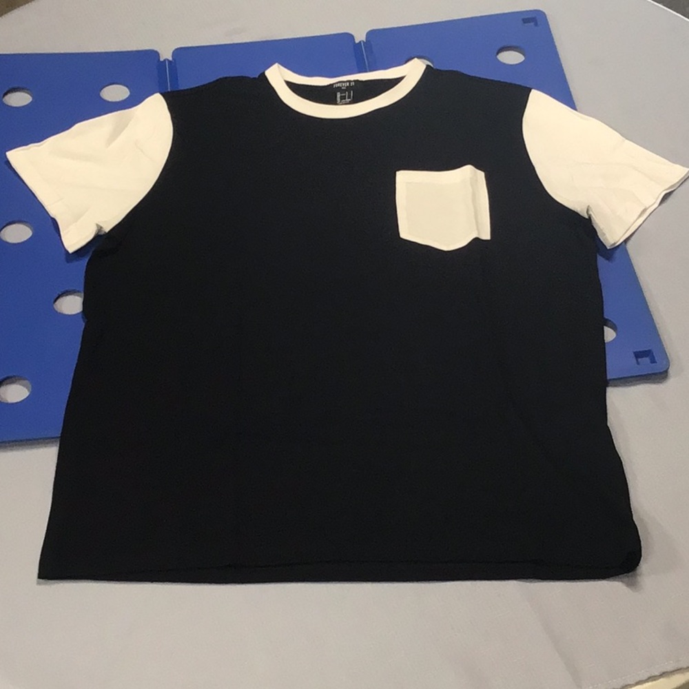 FOREVER 21 T-shirt